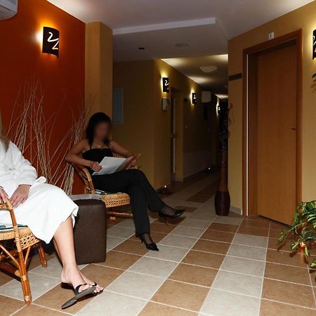 Evridika Hotel 代温 外观 照片