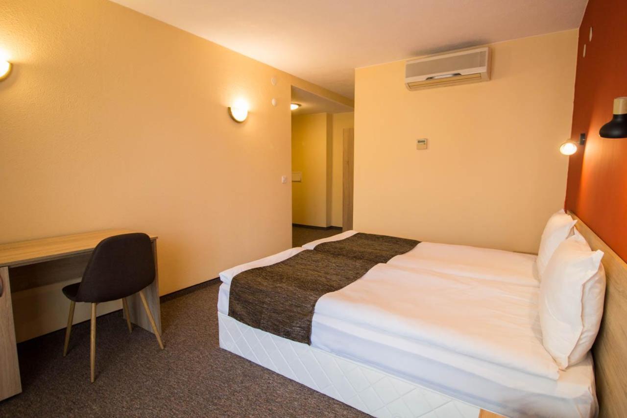 Evridika Hotel 代温 外观 照片