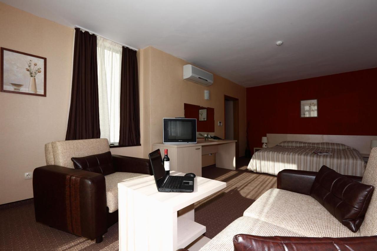 Evridika Hotel 代温 外观 照片